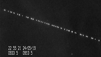 Penampakan formasi 60 satelit internet Starlink di langit Belanda yang tertangkap kamera. Ini hanya sebagian kecil dari total 11.943 satelit internet yang ingin diluncurkan oleh SpaceX. Foto: Marco Langbroek via SatTrackBlog  