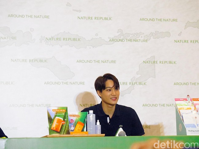 Para personel juga sempat ditanya mengenai perawatan rambut. Hal tersebut dijawab oleh Kai. Karena pekerjaan aku sering mewarnai rambut, biasanya aku selalu pakai hair cap karena ada kandungan argan yang bagus untuk rambut, tutur pria 24 tahun. Foto: Rahmi/Detikcom