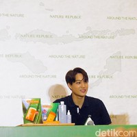 Para personel juga sempat ditanya mengenai perawatan rambut. Hal tersebut dijawab oleh Kai. Karena pekerjaan aku sering mewarnai rambut, biasanya aku selalu pakai hair cap karena ada kandungan argan yang bagus untuk rambut, tutur pria 24 tahun. Foto: Rahmi/Detikcom