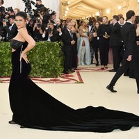 Peach pose menjadi andalan selebriti, termasuk Kylie Jenner saat berpose di depan kamera. Caranya dengan menarik bahu ke belakang, membusungkan dada dan menahan perut. Dengan begitu, otomatis bokong jadi terlihat naik, dan pinggul terkesan kecil. Foto: Dok. Getty Images