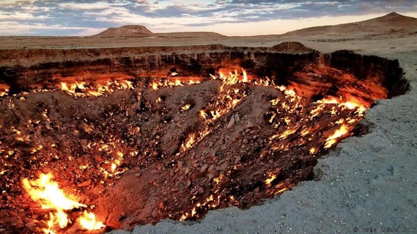 Sementara itu, Gerbang Neraka yang terletak sekitar 260 kilometer di utara Ibu Kota Turkmenistan, Ashgabat, pertama kali terbentuk pada 1971 ketika ahli geologi Soviet menabrak gua gas alam di Gurun Karakum. Hal itu menimbulkan gua runtuh. Daniel Kreher/Alamy via BBC. Sementara itu, Gerbang Neraka yang terletak sekitar 260 kilometer di utara Ibu Kota Turkmenistan, Ashgabat, pertama kali terbentuk pada 1971 ketika ahli geologi Soviet menabrak gua gas alam di Gurun Karakum. Hal itu menimbulkan gua runtuh. Daniel Kreher/Alamy via BBC.