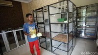 Petugas menyiapkan makanan untuk kucing yang dititipkan pemiliknya di Mimo Cats Hotel.