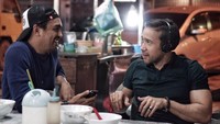 Berkunjung ke Medan, Glenn dan sahabat musisinya tengah menikmati mie hokkien yang enak. Foto: Instagram@glennfredly309