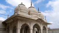 Masjid Nagina dibangun pada tahun 1635 di masa kepemimpinan Kesultanan Mugal Shah Jahan. Masjid yang berada di Agra, India, ini dibangun khusus sebagai tempat ibadah perempuan Muslim. Pembangunan masjid ini juga bertujuan agar para perempuan di istana dapat lebih nyaman dalam beribadah. Dok. Wikipedia/China Crisis.