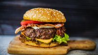 Berada di Jepang, Donald Trump Santap Burger dan Robatayaki di Roppongi