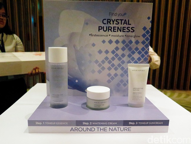 Selain kedatangan EXO, Nature Republic juga sekaligus merilis lini perawatan kulit terbarunya. Adalah Around The Nature yang terdiri dari treatment essence, blooming cream, dan tone up cream. Diformulasi dengan lima bahan alami untuk mencerahkan kulit, pemakaian rangkaian produk itu juga dikatakan akan membuat kulit lebih elastis. Foto: Rahmi/Detikcom