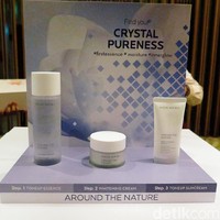 Selain kedatangan EXO, Nature Republic juga sekaligus merilis lini perawatan kulit terbarunya. Adalah Around The Nature yang terdiri dari treatment essence, blooming cream, dan tone up cream. Diformulasi dengan lima bahan alami untuk mencerahkan kulit, pemakaian rangkaian produk itu juga dikatakan akan membuat kulit lebih elastis. Foto: Rahmi/Detikcom