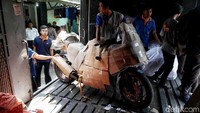 Menurut salah satu pekerja penyedia jasa ekspedisi pengiriman motor, menjelang lebaran  terjadi peningkatan pengiriman paket ekspedisi motor di Stasiun Senen.