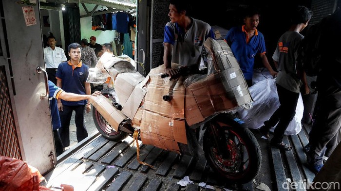 Permintaan pengiriman paket sepeda motor terus meningkat jelang Lebaran. Pengiriman via kereta api itu mengalami kenaikan dua kali lipat.