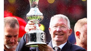 Piala ke-39 untuk Alex Ferguson, pelatih yang melambungkan MU ke masa kejayaan. Foto: istimewa