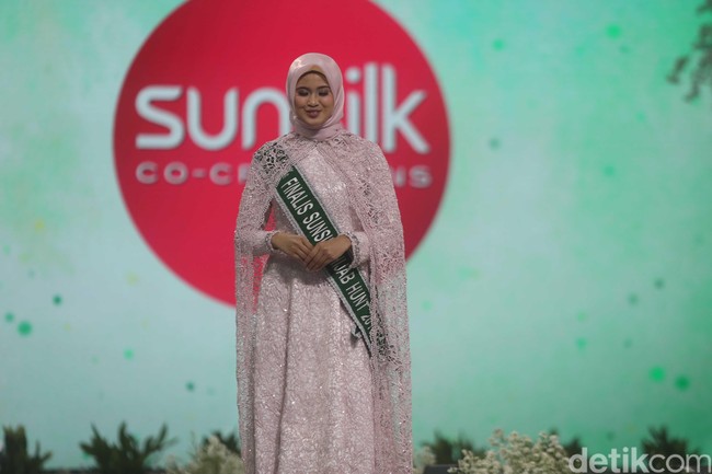 Resky Amalia Ningsih, hijabers yang mewakili kota Surabaya dinobatkan jadi juara Sunsilk Hijab Hunt 2019. Ia berhasil mengalahkan ribuan peserta yang tersebar dari berbagai wilayah di Indonesia. Foto: Pradita Utama/detikfoto