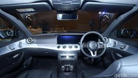 E 300 Sport Style Avantgarde juga dilengkapi dengan kontrol suhu otomatis Thermotronic 3-zone dan sistem tata suara surround dari Burmester dengan total power 590 watt, 13 speaker dan amplifier DSP 9 channel. 