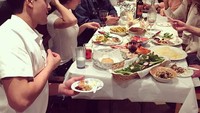 Saat Thanksgiving, wanita berbibir tebal ini merayakannya dengan makan makanan khas Persia. Ada yang tahu menunya? Foto: Instagram nasimpedrad