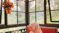 Momen ini juga jadi bukti kalau wanita yang kerap menyebut dirinya Rissa ini penggemar berat kafein. Ia menyandingkan racikan kopi pilihannya dengan sajian gurih. Foto: Instagram larissachou