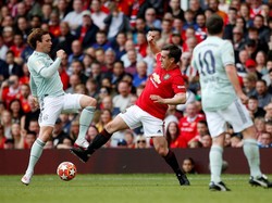 Aksi Gary Neville dalam perebutan bola dengan pemain Bayern. (Foto: Ed Sykes/Reuters)