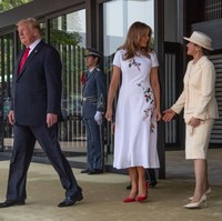 Putri Masako lalu melengkapi penampilannya dengan topi bergaya klasik,  clutch, dan heels pendek dalam padanan yang harmonis. Meski terlihat jadul, busana Putri Masako tetap sukses mengakomodasi aura elegansinya.    Foto: Getty Images