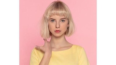 Pesona Model Cantik yang Dihujat karena Rusak Patung Bersejarah Demi Konten