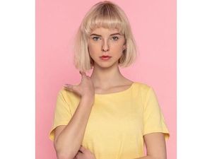Pesona Model Cantik yang Dihujat karena Rusak Patung Bersejarah Demi Konten