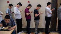 Karyawan Huawei berbaris mengantre makanan di kantin pabrik.