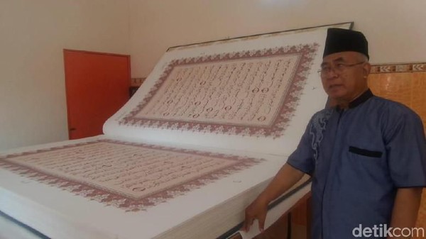 Alquran raksasa berbahan kertas juga ada di Lamongan. Alquran ini memiliki ukuran 240 x 155 x 18 cm yang dibuat oleh Ustad Rusdi Aliuddin. (Eko Sudjarwo/detikcom)