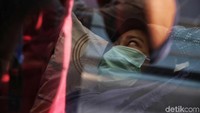 Seorang penumpang tampak santai saat berada di gerbong.