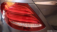 E 300 Sport Style Avantgarde dibanderol dengan harga Rp 1.279.000.000. Sedangkan E 200 Avantgarde Line dengan harga Rp 1.049.000.000.