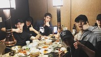 Makan malam bersama member EXO yang lain, Chen pilih hidangan Korean BBQ dengan aneka pilihan daging dan sayuran. Foto: Istimewa