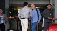 Terpidana korupsi kasus suap PLTU Riau-1 Johannes Budisutrisno Kotjo meninggalkan Gedung KPK, Jakarta, Senin (27/5/2019) usai menjalani pemeriksaan.