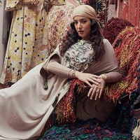 Tetap ingin memilih kaftan? Pilihan kaftan dengan detail yang cantik bisa kamu pilih dari koleksi Ayu Dyah Andari for Zalora. Kaftan dengan bahan yang ringan ini dipercantik dengan embroidery floral yang manis. Foto: Dok. ZALORA