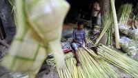 Sepekan jelang lebaran, pedagang kulit ketupat nampak mulai meramaikan Pasar Palmerah, Jakarta, Senin (27/5/2019).
