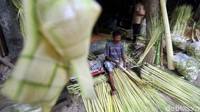 Geliat Pedagang Kulit Ketupat Jelang Lebaran