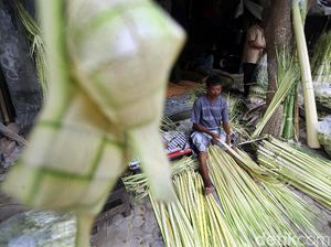 Geliat Pedagang Kulit Ketupat Jelang Lebaran