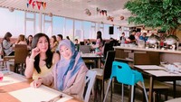 Nah ini dia momen saat Larissa dan sang bunda, Chou Lingling makan bersama. Terlihat seperti kakak adik, ya! Foto: Instagram larissachou