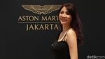 Senyum Manis SPG Aston Martin DBS Superleggera