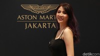 Senyum SPG Aston Martin DBS Superleggera membuat pengunjung betah di acara peluncuran mobil sport terbaru tersebut.