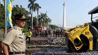 Anies juga meminta Satpol PP bisa menjaga integritasnya. Dia mengatakan petugas harus berwibawa dengan tidak tergoda untuk melanggar peraturan.