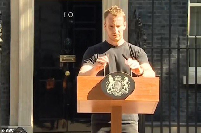The guy setting up the podium was well hot, puji seorang netizen. Sementara netizen lainnya berkomentar, He looks strong and stable. Podium guy so far the only person to do his job efficiently at Downing Street in the last 3 years, ujar seorang netizen sembari menyindir kinerja Theresa May yang tiga tahun menjabat sebagai PM Inggris. Bahkan, tak sedikit netizen yang mengusulkan Tobius sebagai pengganti Theresa May. (Foto: BBC UK)