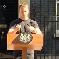 The guy setting up the podium was well hot, puji seorang netizen. Sementara netizen lainnya berkomentar, He looks strong and stable. Podium guy so far the only person to do his job efficiently at Downing Street in the last 3 years, ujar seorang netizen sembari menyindir kinerja Theresa May yang tiga tahun menjabat sebagai PM Inggris. Bahkan, tak sedikit netizen yang mengusulkan Tobius sebagai pengganti Theresa May. (Foto: BBC UK)