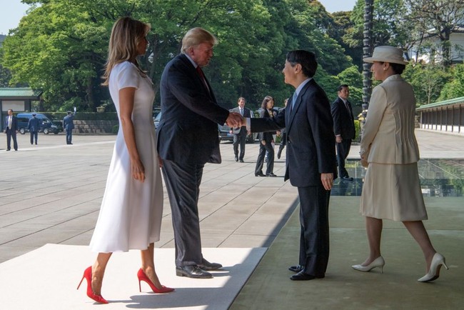 Presiden Amerika Serikat Donald Trump bersama istrinya, Melania Trump mengunjungi Jepang selama beberapa hari kemarin. Mereka disambut hangat Kaisar Jepang Naruhito dan istrinya, Masako. Foto: Getty Images