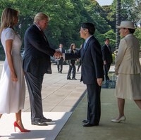 Presiden Amerika Serikat Donald Trump bersama istrinya, Melania Trump mengunjungi Jepang selama beberapa hari kemarin. Mereka disambut hangat Kaisar Jepang Naruhito dan istrinya, Masako. Foto: Getty Images