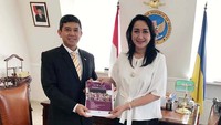 Wakil Presiden dari International Council of Women (ICW) sekaligus Ketua Umum Kowani Giwo Rubianto Wiyogo, berdialog kepada kepada Duta Besar Indonesia untuk Ukraina Yuddy Chrisnandi (kiri) saat mendapat panggilan resmi dari Kedubes Ukraina untuk menghadiri Sidang Umum Dewan Perempuan Internasional Pusat Eropa (ECICW) di Kiev & Chernihiv, Ukraina, Minggu (26/5/19). Foto: dok. ICW