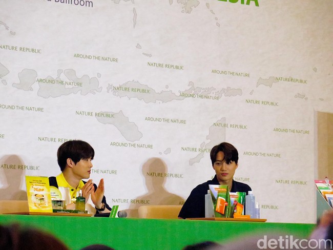 Dalam konferensi pers yang diadakan sebelum fansigning, ketiga member boyband terbesar Korea tersebut sempat menjawab sejumlah pertanyaan media dan fans. Para brand ambassador Nature Republic tersebut pun mengungkap beberapa tips perawatan kulit. Foto: Rahmi/Detikcom