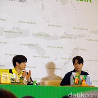 Dalam konferensi pers yang diadakan sebelum fansigning, ketiga member boyband terbesar Korea tersebut sempat menjawab sejumlah pertanyaan media dan fans. Para brand ambassador Nature Republic tersebut pun mengungkap beberapa tips perawatan kulit. Foto: Rahmi/Detikcom