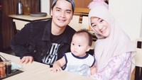  Wanita kelahiran Cirebon ini resmi dipersunting Muhammad Alvin Faiz pada 6 Agustus 2016. Kini keduanya sudah dikaruniai seorang putra yang diberi nama Yusuf Alvin Ramadhan. Foto: Instagram larissachou