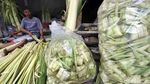 Geliat Pedagang Kulit Ketupat Jelang Lebaran