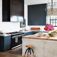 Sebagai ibu rumah tangga yang suka memasak, Jessica Alba tentu sangat menaruh perhatian pada desain dapurnya. Area ini dilengkapi sebuah island untuk memudahkan Jessica menyiapkan makanan bagi keluarga tercinta. (Foto: Dok. Architectural Digest)