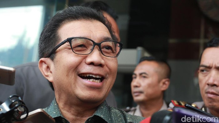 Mantan Deputi Gubernur Bank Indonesia, Muliaman D Hadad diperiksa KPK berkaitan dengan penyelidikan perkara Bank Century.