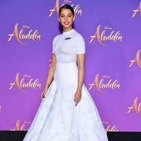 Ada kalanya Naomi Scott membuat Putri Jasmine tampil lebih sporty dengan gaun putih dari label hypebeast Off-White. Berkat rok yang megah, atasan bergaya sporty ini langsung memukau di karpet merah. Foto: Getty Images