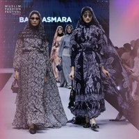 Barli Asmara juga merilis koleksi dress bercorak dengan gaya vintage untuk Lebaran 2019 bekerja sama dengan Bekraf dan Blibli. Potongan longgar dengan bahan flowy pada koleksinya cocok dikenakan saat silaturahmi Lebaran. Foto: Dok. MUFFEST 2019