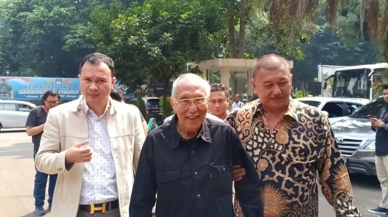 Kembali Diperiksa, Permadi: Kebijakan Bung Karno Revolusi Belum Usai Kembali Diperiksa, Permadi: Kebijakan Bung Karno Revolusi Belum Usai